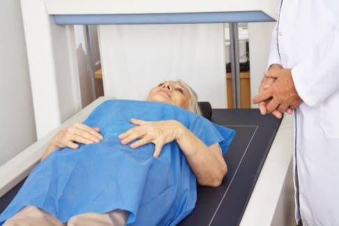 Seniorin liegt unter DXA zur Knochendichtemessung