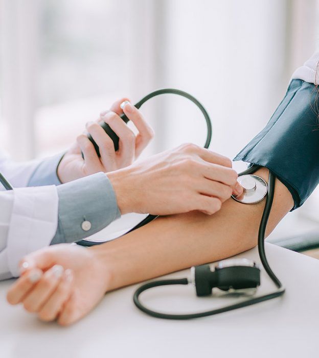 उच्च रक्तचाप (हाई ब्लड प्रेशर) के लक्षण, इलाज और घरेलू उपचार – All About High Blood Pressure (Hypertension) in Hindi
