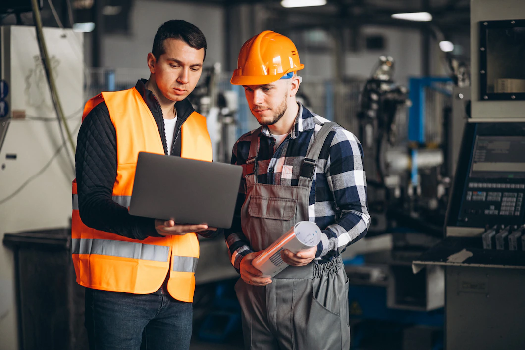 two-colleagues-factory_1303-14331